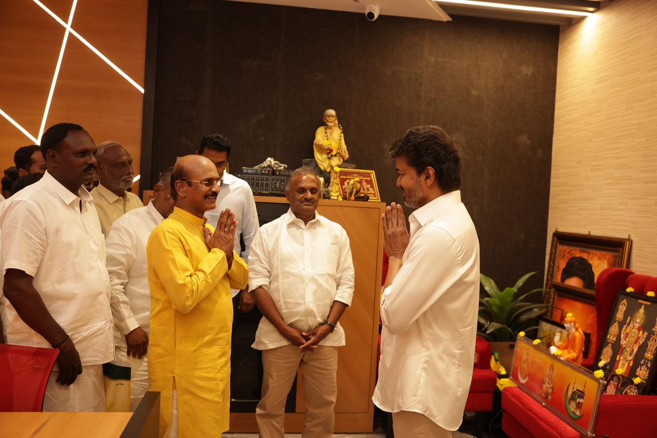காங்கிரஸ் பொதுச் செயலாளர் டி.செல்வம் தனது ஆதரவாளர்களுடன் விஜய் தலைமையிலான TVK-வில் இணைந்தார்.