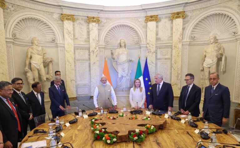 இந்தியா மற்றும் ஐரோப்பிய ஒன்றியம் (EU) இடையே நீண்டகாலமாக எதிர்பார்க்கப்பட்ட சுதந்திர வர்த்தக ஒப்பந்தம் (Free Trade Agreement - FTA) 2026 ஜனவரி 27 அன்று வெற்றிகரமாக முடிவுக்கு வந்தது. உலகின் மொத்த GDP-யில் சுமார் 25% பங்கு வைத்துள்ள இரு பெரும் பொருளாதாரங்களை இணைக்கும் இந்த ஒப்பந்தம், Mother of all Deals என்று அழைக்கப்படுகிறது