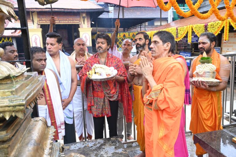 முதலமைச்சர் சி. ஜோசப் விஜய், உடுப்பி மாவட்டத்தில் உள்ள புகழ்பெற்ற கொல்லூர் மூகாம்பிகா கோயிலில்